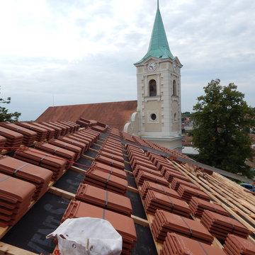 Zmizel jeřáb, bednění a objevily se první tašky na střeše